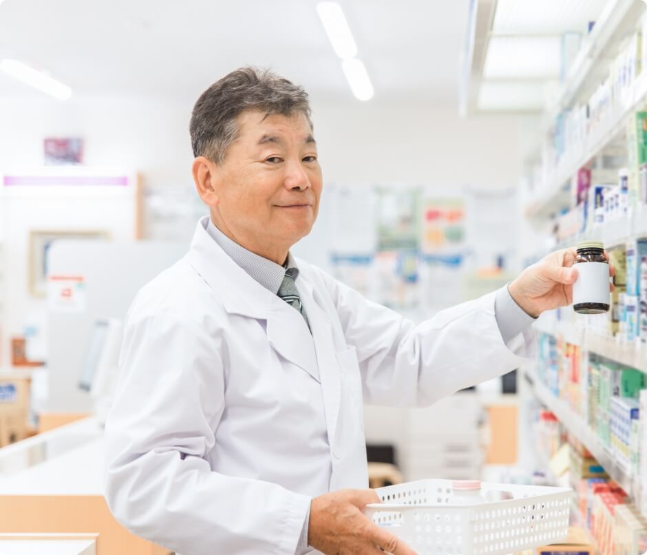 薬を選ぶ男性薬剤師