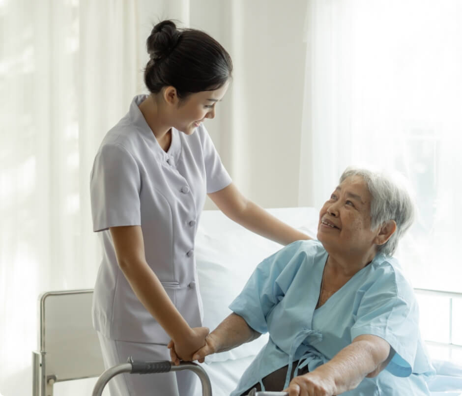 老人患者と看護師