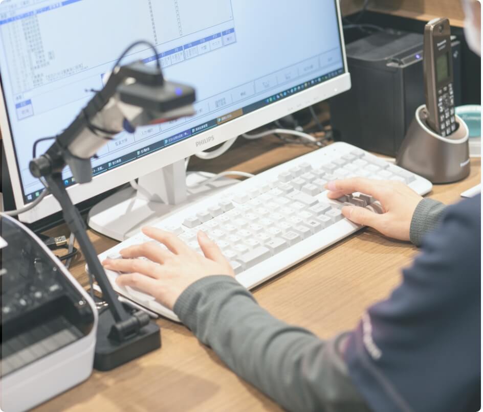 パソコンで分析する会社員