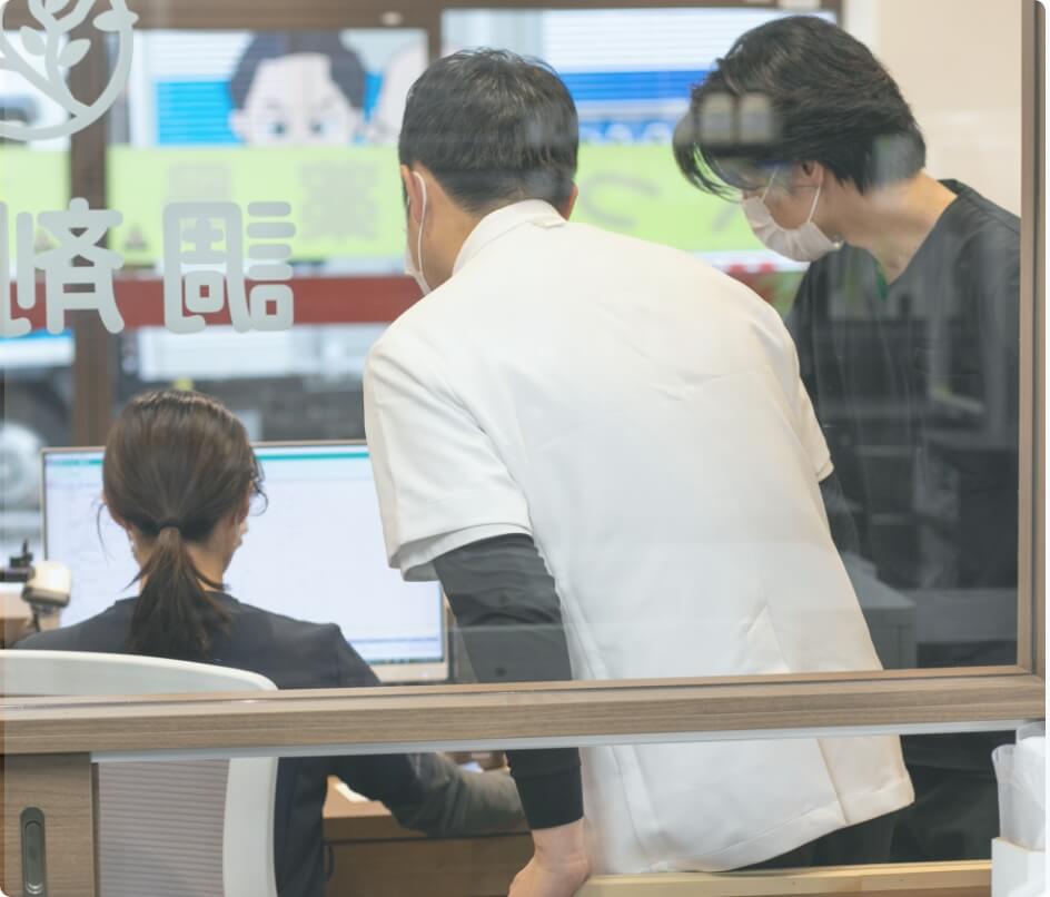 分析する薬剤師とアドバイスする上司