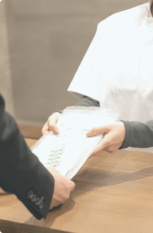 薬を患者に渡す薬剤師