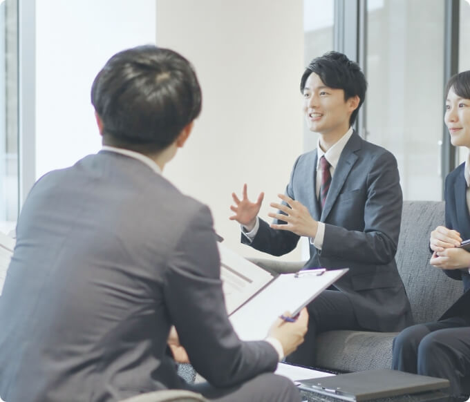 プレゼンする新入社員