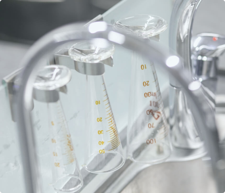 薬品の量を測るグラス
