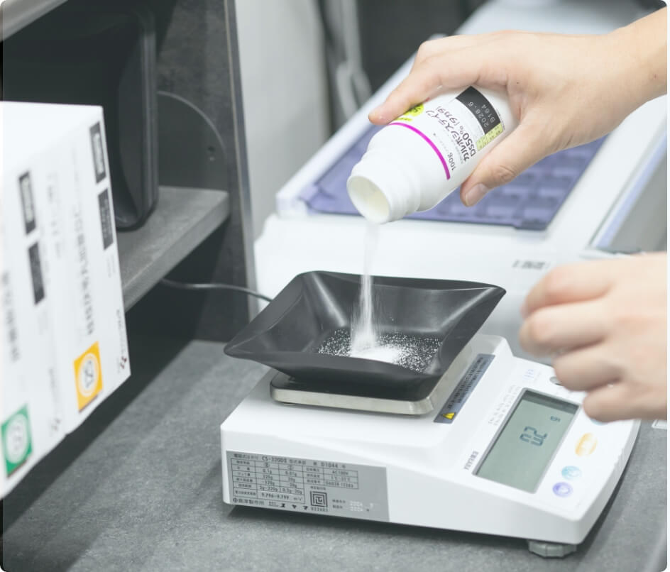 薬品の量を測る薬剤師