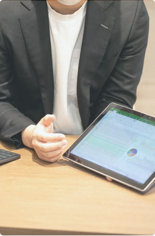 タブレットで説明する会社員