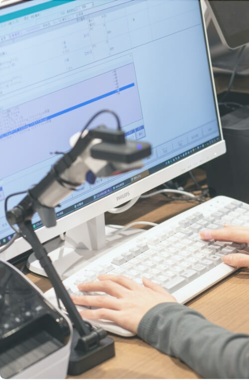 パソコンで解析する会社員