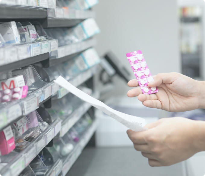 処方箋の薬を探す薬剤師