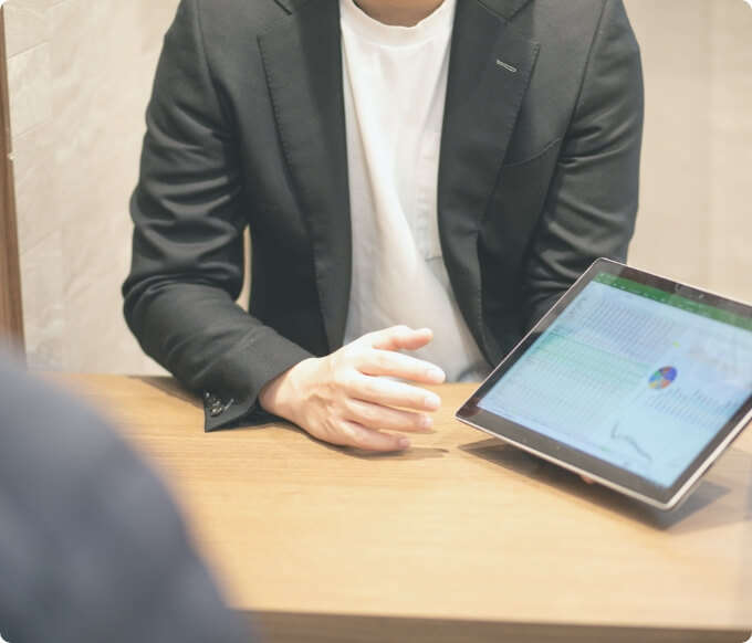 タブレットで説明する会社員