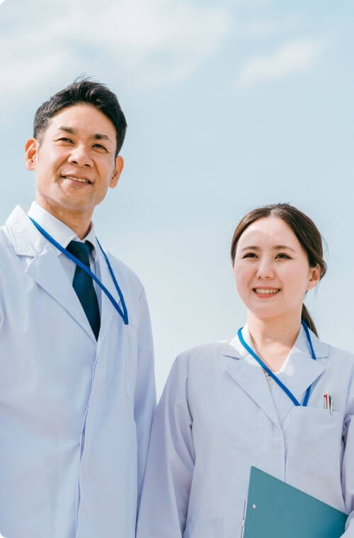 笑顔で前を向く2人の薬剤師