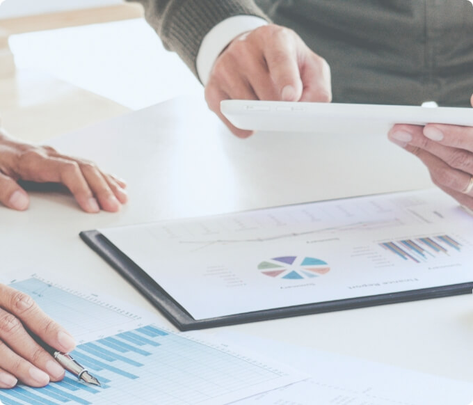 レポートを分析する会社員