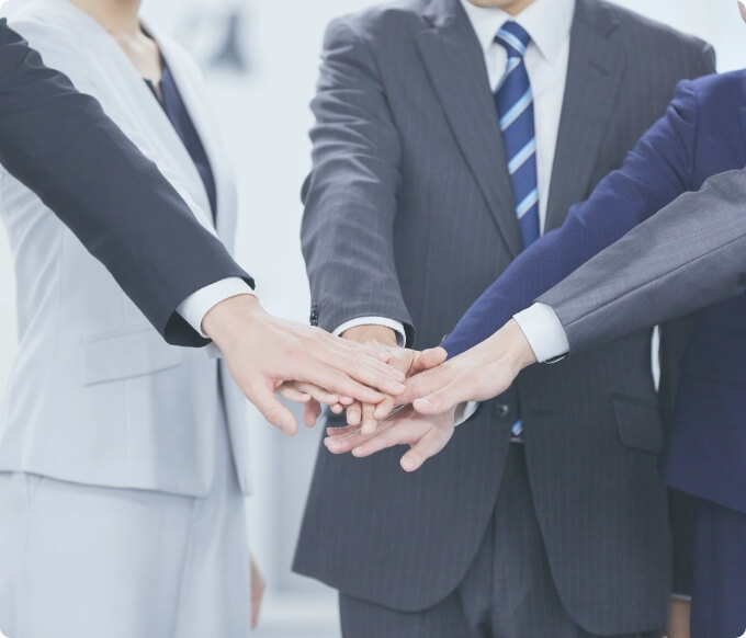 結束する会社員