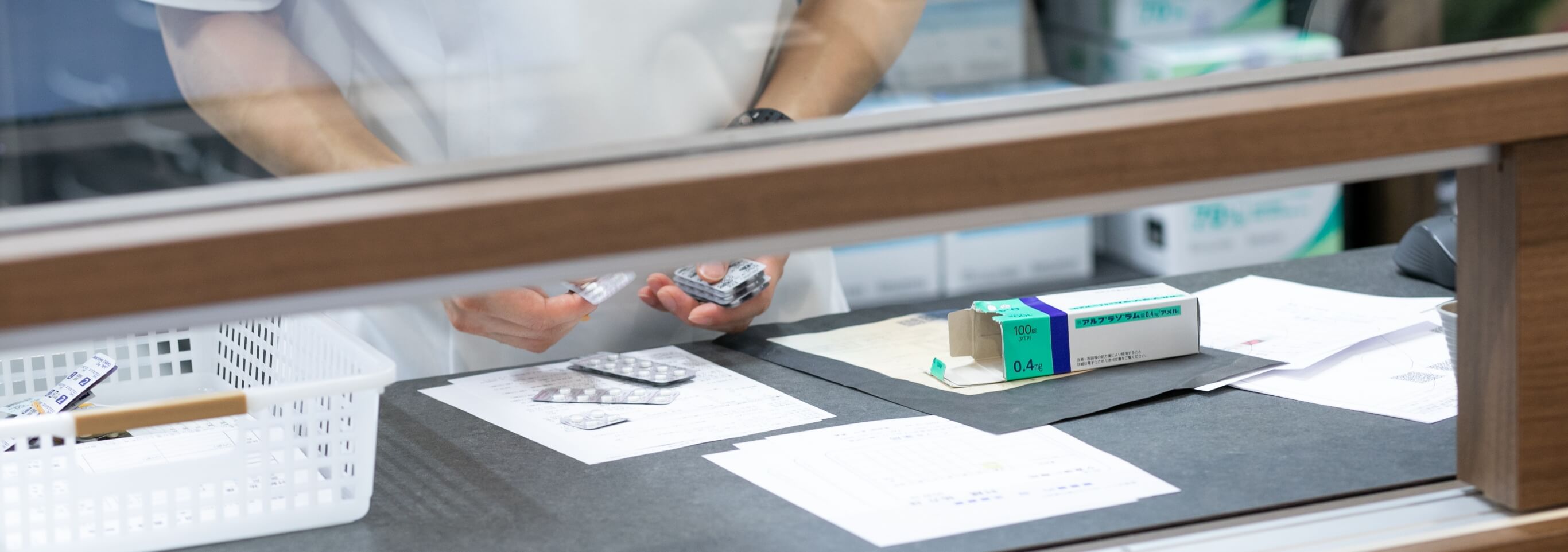 打ち合わせする２人の男性会社員