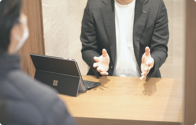 打ち合わせする２人の会社員