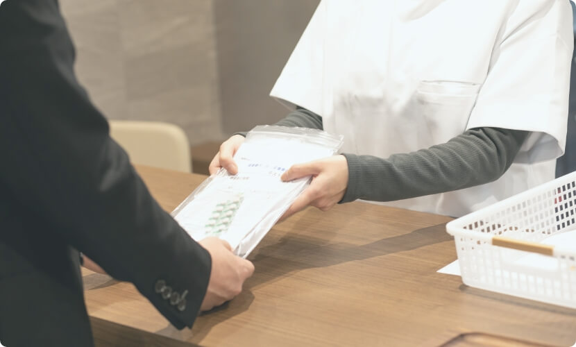 大量の薬が並ぶ薬局の棚