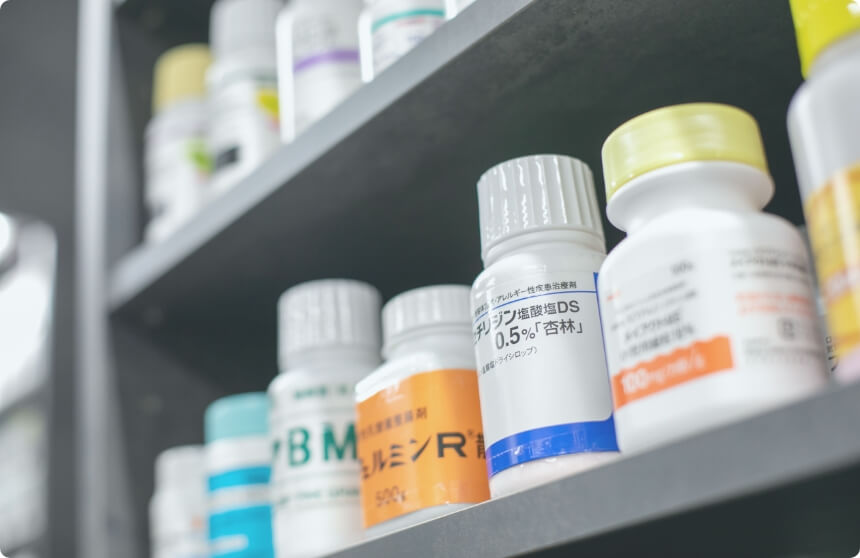 薬局で薬を管理する女性の薬剤師