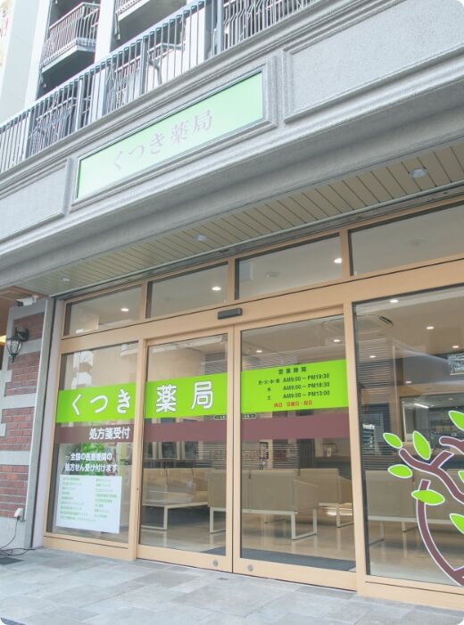 資料を用いて会議する会社員